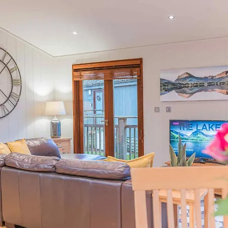 Pass The Keys Lovely Lakeland With Private Parking Vakantiehuis